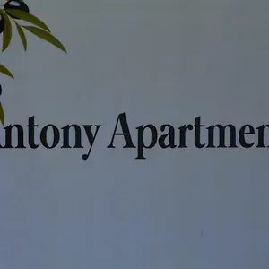 Apartament Antony, Nea Plagia